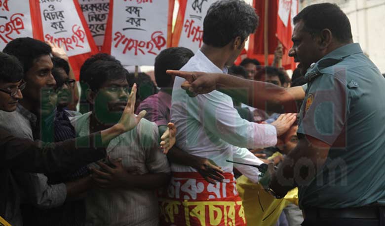 ‘ভাসমান শ্রমিকদের উদ্ধারে ৪৮ ঘণ্টার আলটিমেটাম’