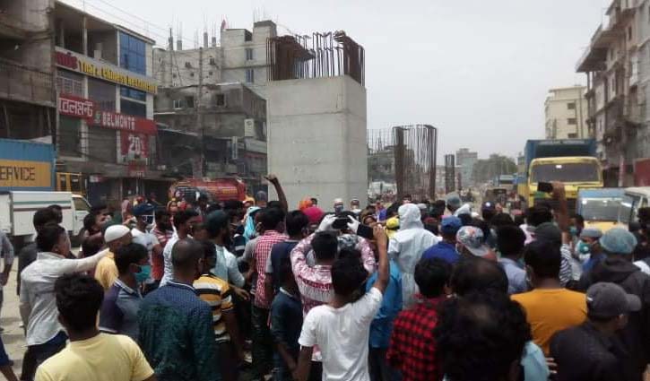 টঙ্গীতে বেতনের দাবিতে শ্রমিক বিক্ষোভ