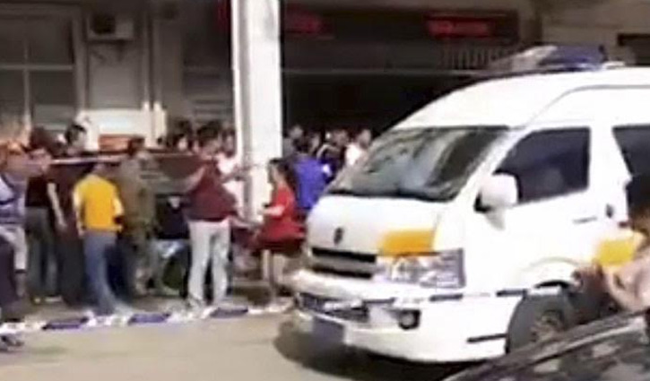 40 students, teachers stabbed in China primary school