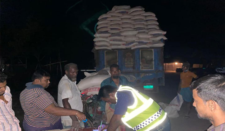 রাস্তায় পড়ে থাকা ৩৫ বস্তা ফিড ফিরিয়ে দিলো পুলিশ