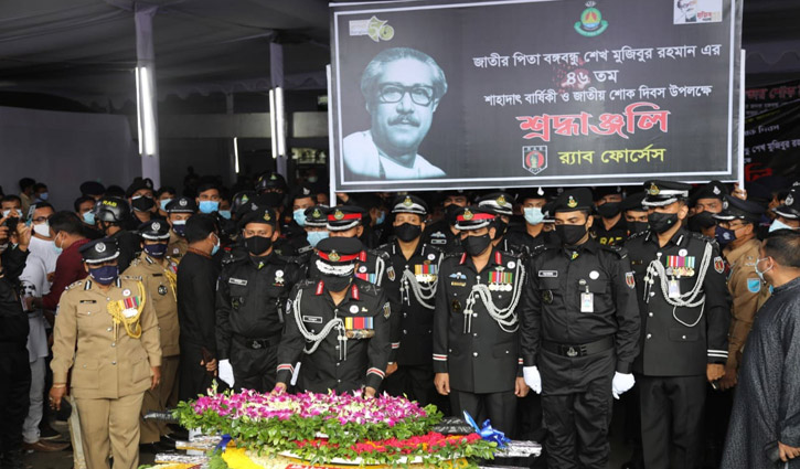 বঙ্গবন্ধুর প্রতিকৃতিতে র‌্যাব মহাপরিচালকের শ্রদ্ধা