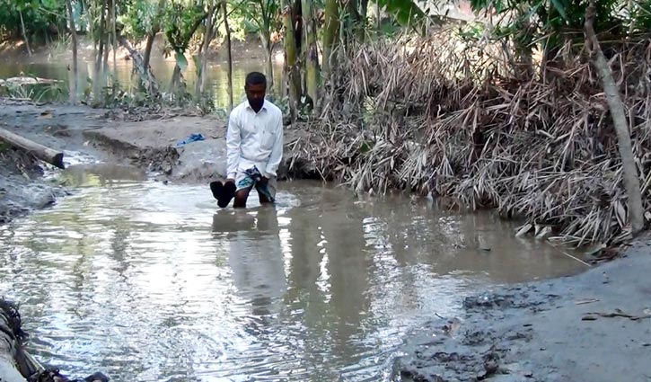 বন্যায় স্কুলে ক্লাস নিয়ে দুশ্চিন্তায় চরাঞ্চলের শিক্ষার্থীরা