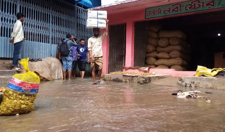 খাতুনগঞ্জে গুদামে পানি, শত কোটি টাকার পণ্য নষ্ট হওয়ার আশঙ্কা