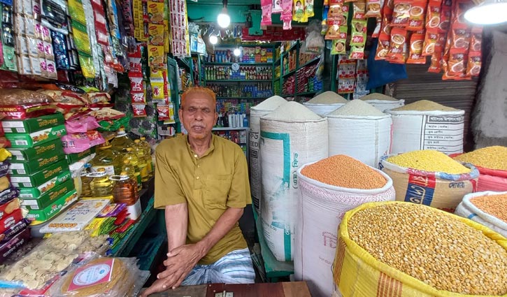 পাইকারি মুদি দোকানে বিক্রি নেমেছে অর্ধেকে