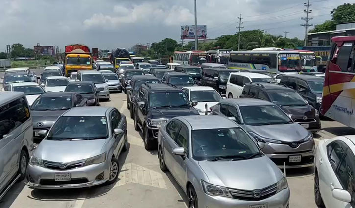 Long queue on Expressway due to slow toll collection