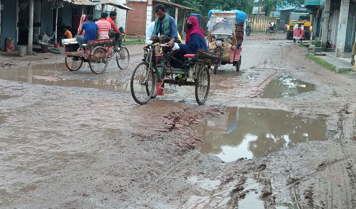 হিলি বন্দর সড়কে নেই সংস্কার, দুর্ভোগ