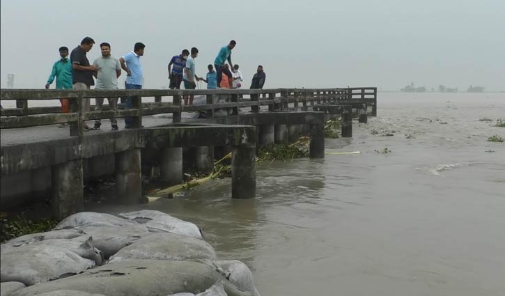 দেবে গেছে আরসিসি অংশের ৩০ মিটার স্পার