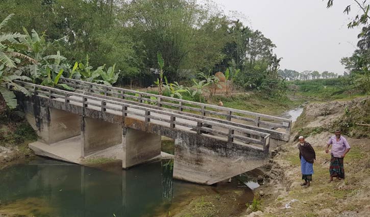 খননে ভাঙছে সেতু-স্লুইসগেট, দুর্ভোগে নদীপাড়ের বাসিন্দারা 