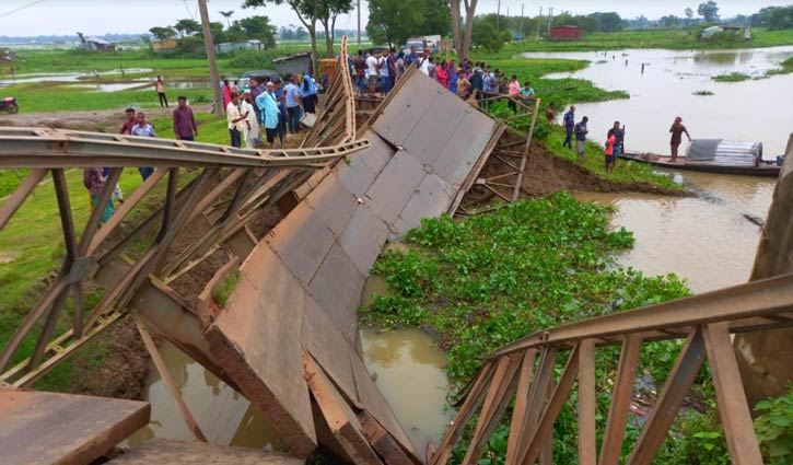 সেতু ভেঙে ট্রাক নদীতে, নিখোঁজ ২