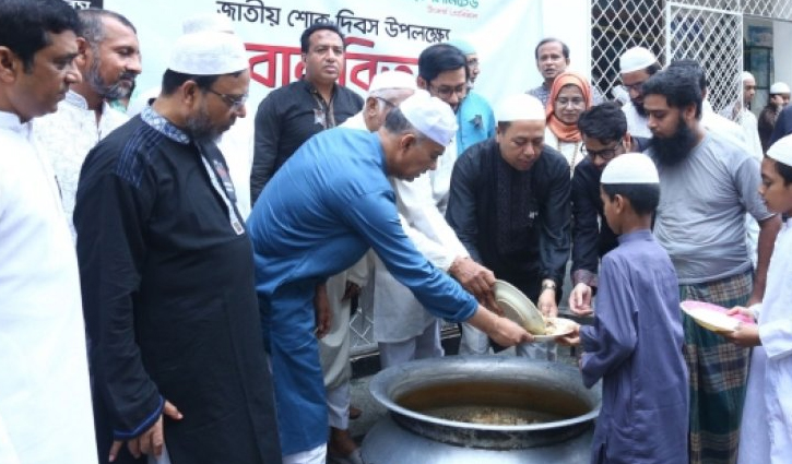 জাতীয় শোক দিবস ঘিরে সোশ্যাল ইসলামী ব্যাংকের খাবার বিতরণ