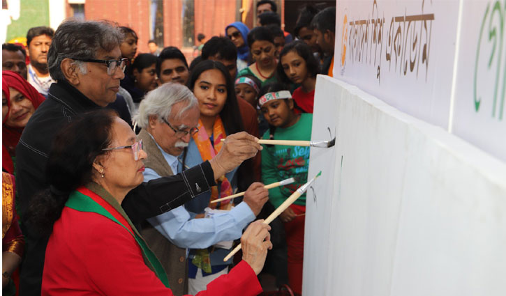 রঙ তুলিতে শিশুরা আঁকলো ৫২ ফুট ক্যানভাসে স্মার্ট বাংলাদেশ