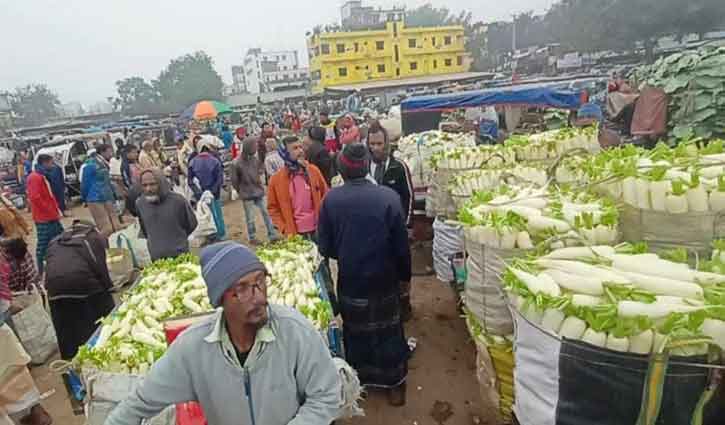 মহাস্থান হাটে ভরা মৌসুমেও শীতকালীন সবজির দাম চড়া