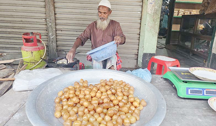 ৭৬ বয়সী ফজলুল হকের জীবিকা তালের বড়া