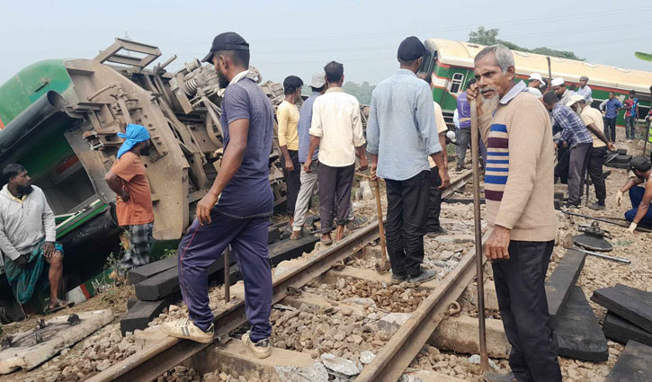 গাজীপুরে চলছে ক্ষতিগ্রস্ত রেললাইন মেরামতের কাজ 