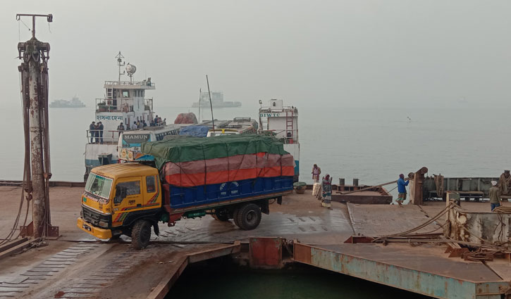 Paturia-Daulatdia ferry service resumes after 6 hours