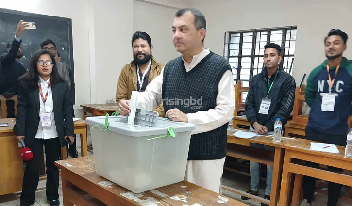 Saber Hossain Chowdhury casts vote