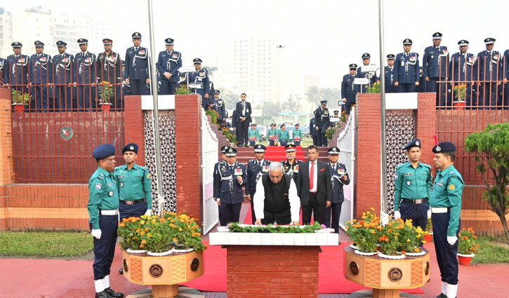 রাজারবাগে স্বরাষ্ট্রমন্ত্রী ও আইজিপির শ্রদ্ধা