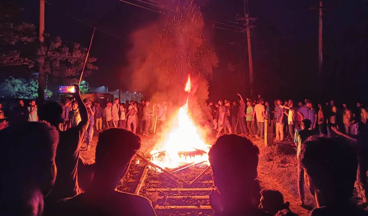 রেললাইনে রাবি শিক্ষার্থীদের আগুন, ফের ট্রেন চলাচল বন্ধ