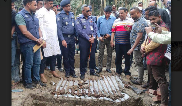 লক্ষ্মীপুরে মাটি খুঁড়ে মিললো বিপুল পরিমাণ আগ্নেয়াস্ত্র