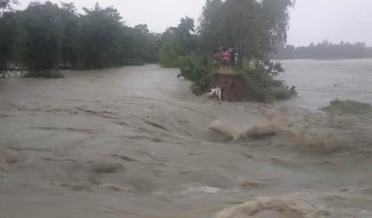 পেকুয়ায় বেড়িবাঁধ ভেঙে নদীর পানি প্রবেশ