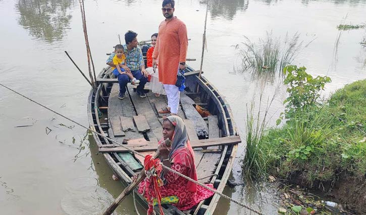 ৫ বছর ধরে নৌকা চালিয়ে সংসার চালান রাশেদা