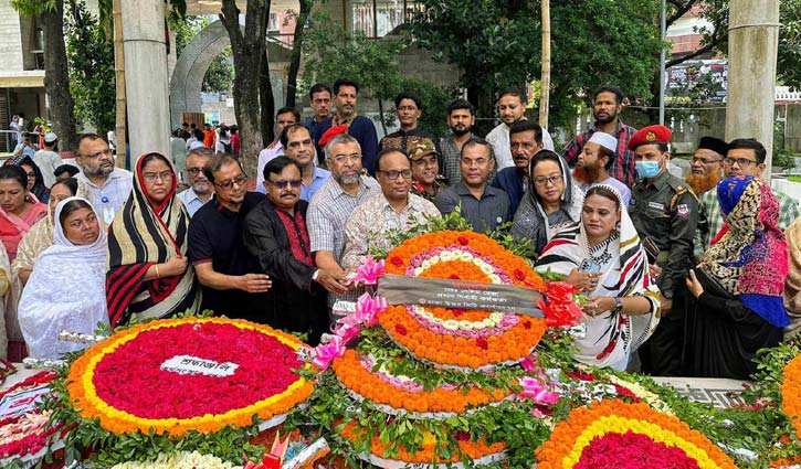 শহিদ শেখ কামালের কবরে ডিএনসিসি’র শ্রদ্ধা 