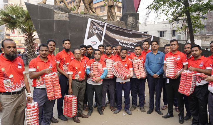 বঙ্গবাজারে ক্ষতিগ্রস্তদের মাঝে হামদর্দের ইফতার বিতরণ