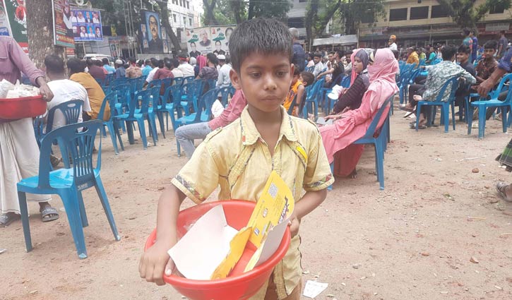 ৭ বছর বয়সী নয়নের হাতে সংসারের হাল