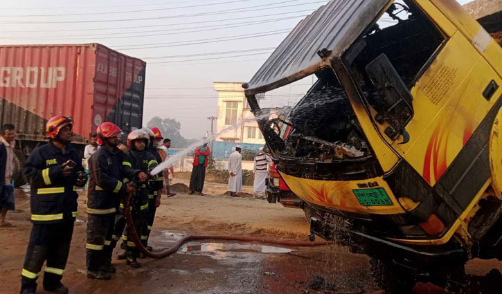 গাজীপুরে দুইটি কাভার্ডভ্যানে আগুন, ককটেল বিস্ফোরণ