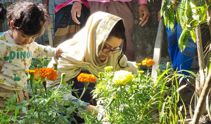 ‘কবরের ওপরে চুমু খায়, হাত বোলায়, ফুঁ দেয়’