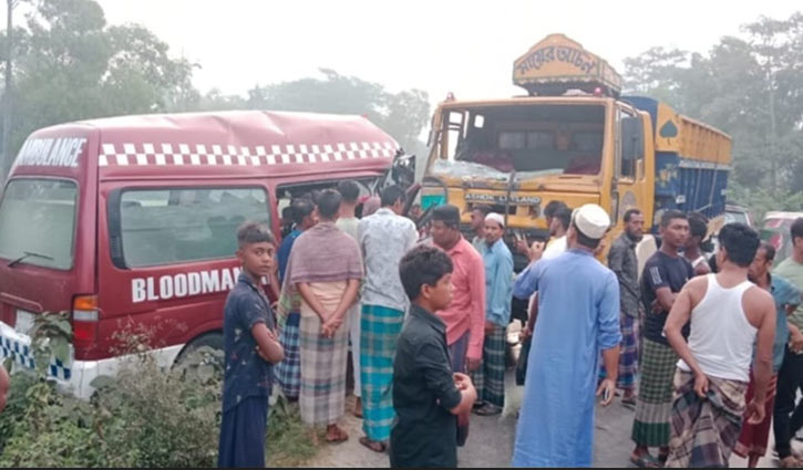 বিজয়নগরে ট্রাকের ধাক্কায় অ্যাম্বুলেন্স চালক নিহত