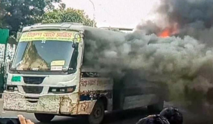 Bus set ablaze in Gulistan