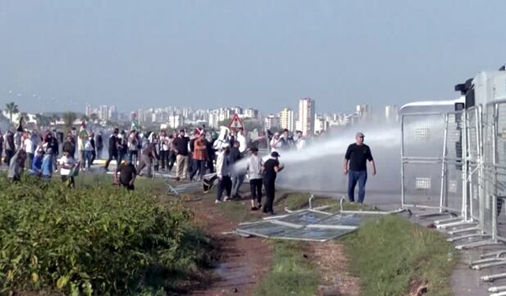 Pro-Palestinian crowds try to storm US base in Turkey