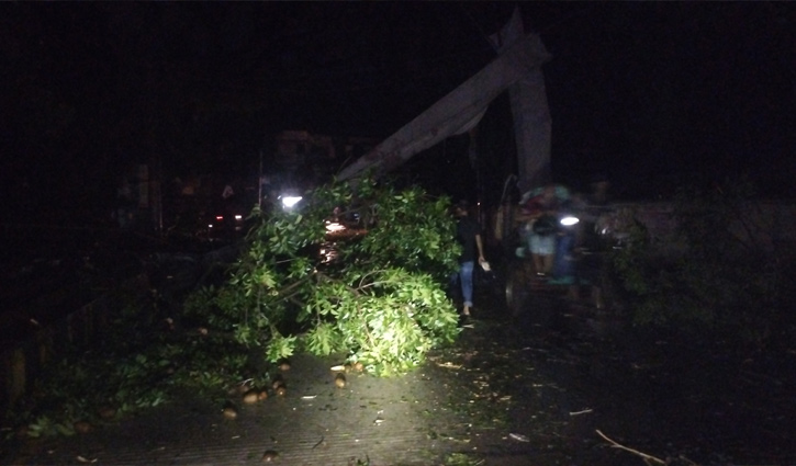 Cyclone Hamoon crosses Cox`s Bazar, Ctg coasts