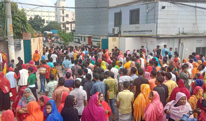 Workers block road in Gazipur demanding salary hike