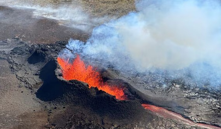 Iceland hit with 800 quakes in 14 hrs, state of emergency issued