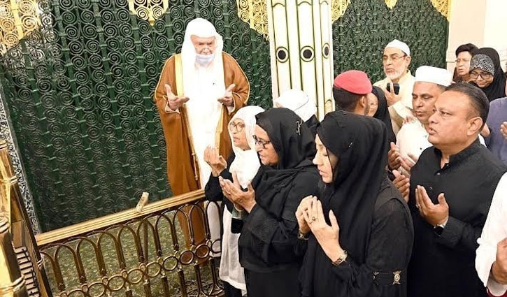 PM offers ziarat at Masjid Al-Nabawi