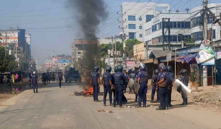 RMG workers clash with police in Ashulia