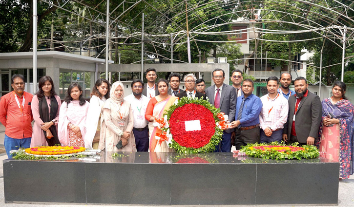 বঙ্গবন্ধুর প্রতিকৃতিতে প্রেসিডেন্সি ইউনিভার্সিটির ভিসির শ্রদ্ধা