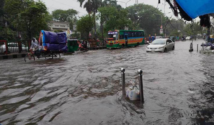 টানা বৃষ্টিতে পানি নিচে নিউমার্কেট এলাকা