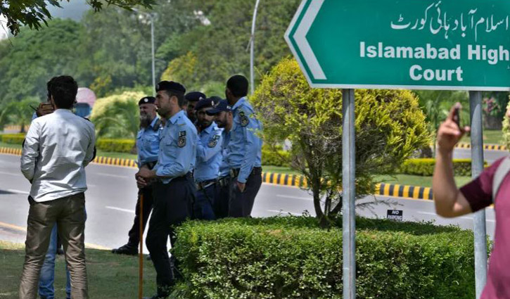 ‘বিষ’ মেশানো চিঠি পাচ্ছেন পাকিস্তানে বিচারকরা