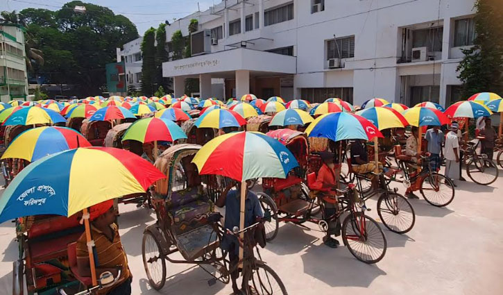 ফরিদপুরে দাবদাহে জেলা প্রশাসনের ছাতা বিতরণ