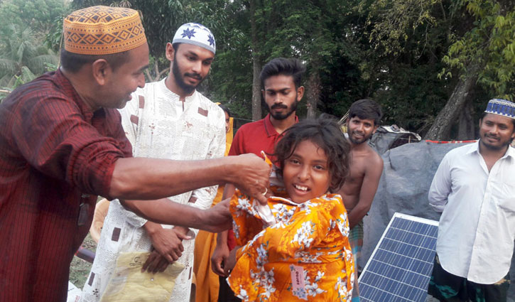 নতুন পোশাক পেল নড়াইলের বেদে বহরের শিশুরা