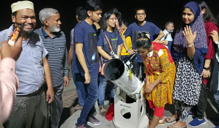 তরুণ-তরুণীদের ডাকলেন, কিন্তু ধূমকেতু দেখাতে পারলেন না