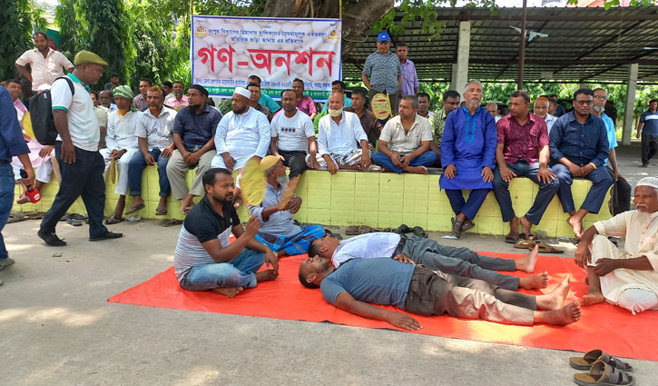 রংপুরে হিমাগার ভাড়া না বাড়ানোর দাবিতে আলু চাষিদের গণঅনশন 