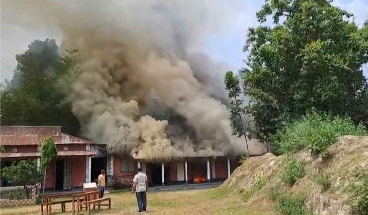 লালমনিরহাটে ক্লাস চলাকালে বিদ্যালয়ে আগুন