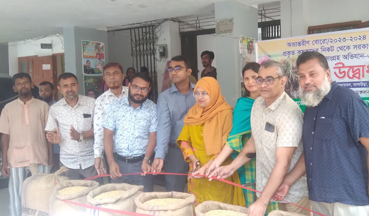 সরকারের কাছে ধান দিতে পেরে খুশি কৃষক