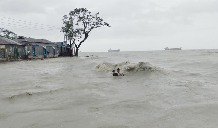 ঘূর্ণিঝড় রেমালের প্রভাবে হাতিয়ায় জনজীবন বিপর্যস্ত