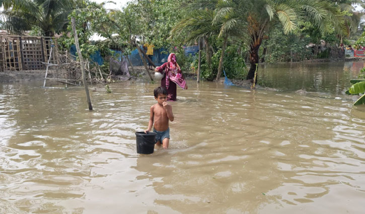 বিধ্বস্ত উপকূলে খাবার পানির তীব্র সংকট