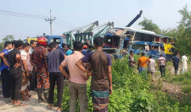 কুমিল্লায় বাস খাদে পড়ে নিহত ৫